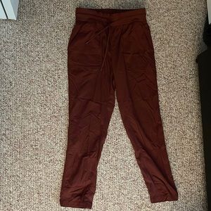 Lululemon Women’s Maroon Ribbed Joggers size 6